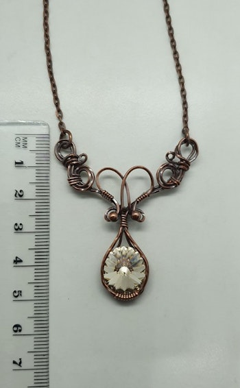 Halsband Luscious Loops Wings med Light Silk Swarovski kristall