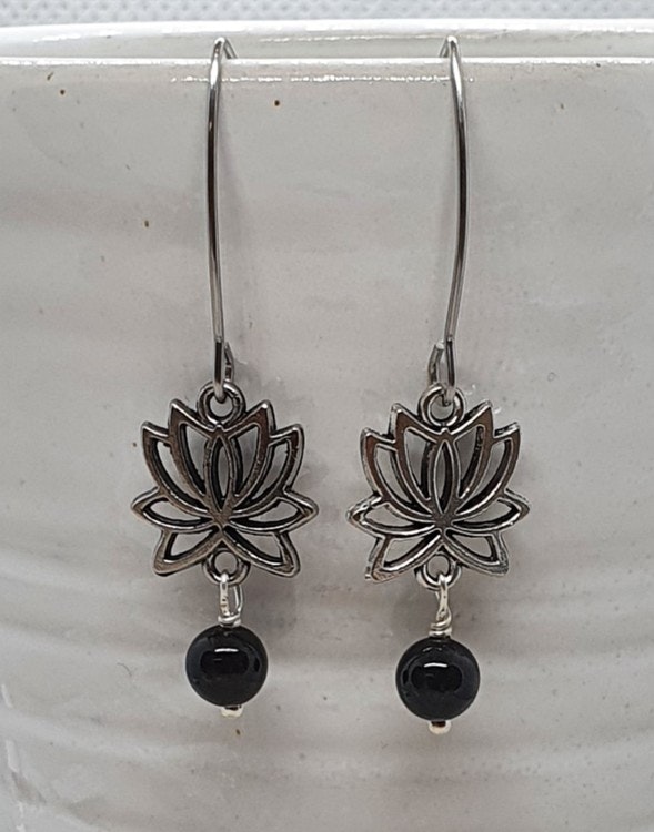 Örhängen Lotus med pärlor av obsidian - Fina Smycken