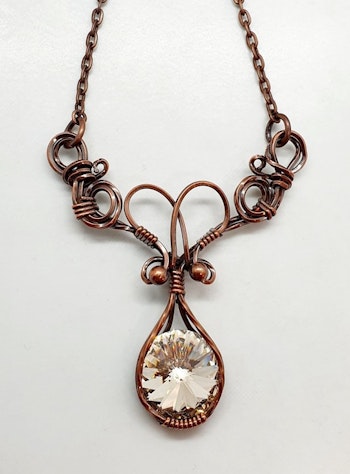 Halsband Luscious Loops Wings med Light Silk Swarovski kristall