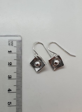Örhängen Square i 925 sterlingsilver med sirlig yta