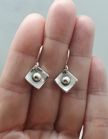 Örhängen Square i 925 sterlingsilver med sirlig yta