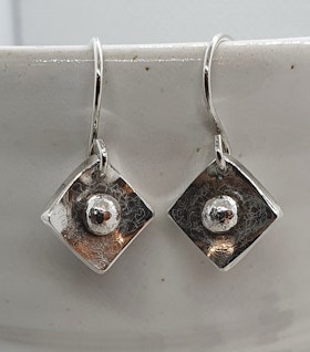 Örhängen Square i 925 sterlingsilver med sirlig yta