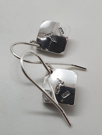 Örhängen Square i 925 sterlingsilver med sirlig yta