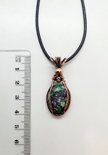 Halsband Classic Curves i koppar med rubin i zoisit