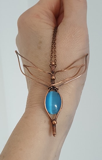 Halsband Dragonfly med turkos cat's eye