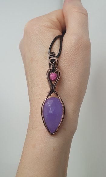 Halsband Delicious Double med en facetterad lila candy jade