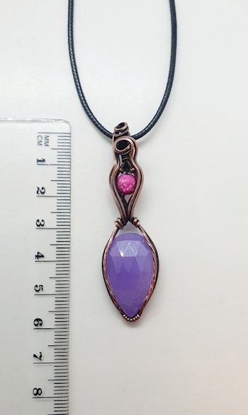 Halsband Delicious Double med en facetterad lila candy jade