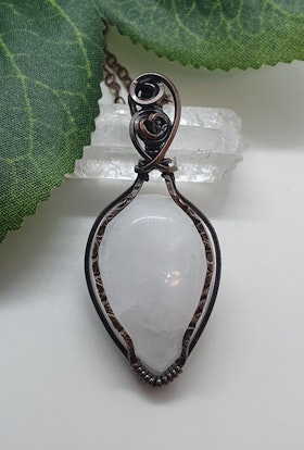 Halsband Luscious Loops med vit kvarts