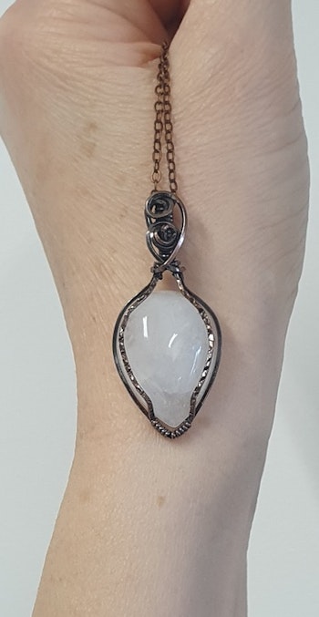 Halsband Luscious Loops med vit kvarts