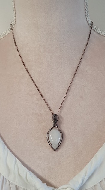 Halsband Luscious Loops med vit kvarts
