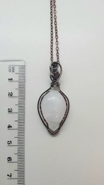 Halsband Luscious Loops med vit kvarts