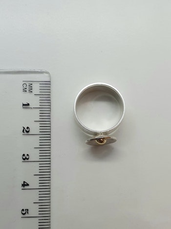 Ring i 925 sterlingsilver med guldkula