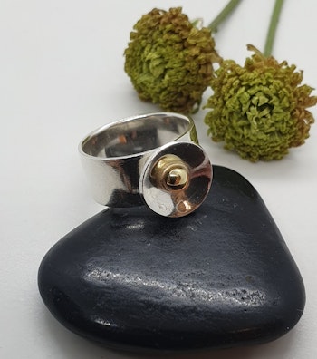 Ring i 925 sterlingsilver med guldkula