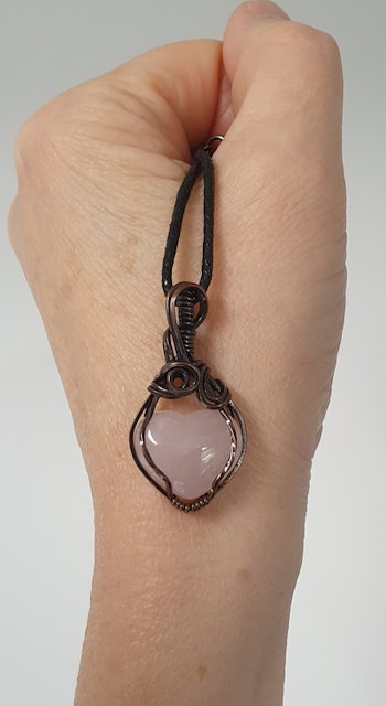 Halsband Luscious Loops Heart med rosenkvarts