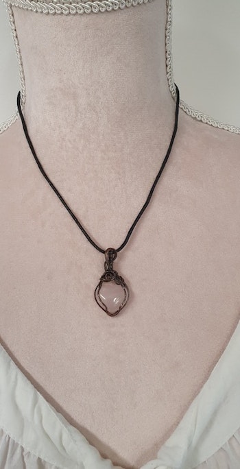 Halsband Luscious Loops Heart med rosenkvarts