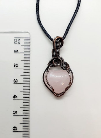 Halsband Luscious Loops Heart med rosenkvarts