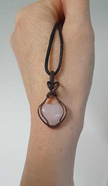 Halsband Classic Curves Heart i koppar med rosenkvarts
