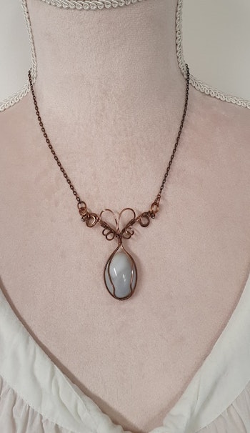 Halsband Luscious Loops Wings med agat