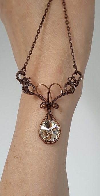 Halsband Luscious Loops Wings med Light Silk Swarovski kristall