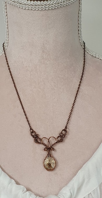 Halsband Luscious Loops Wings med Light Silk Swarovski kristall