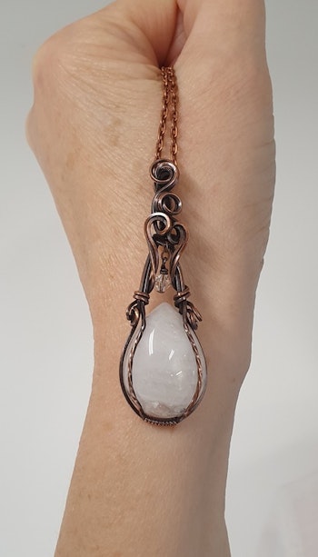 Halsband Luscious Loops Dangle med vit kvarts och Swarovski kristall