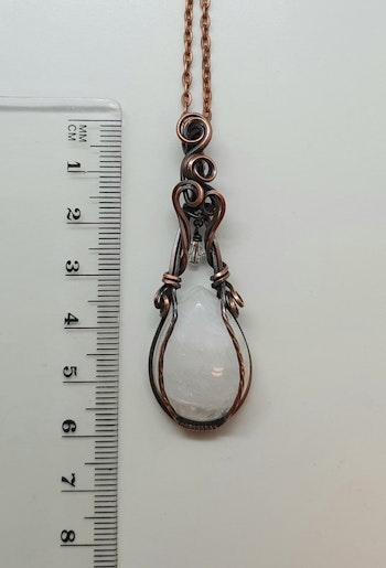 Halsband Luscious Loops Dangle med vit kvarts och Swarovski kristall