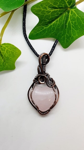 Halsband Luscious Loops Heart med rosenkvarts