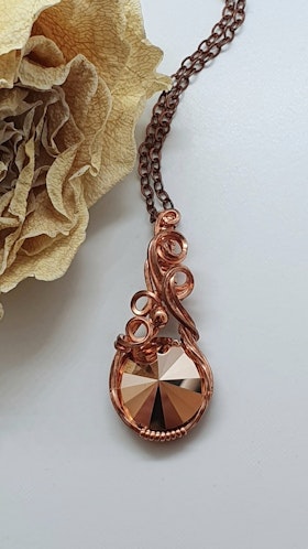 Halsband Luscious Loops i koppar med Rose Gold Swarovski kristall