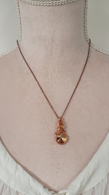 Halsband Luscious Loops i koppar med Rose Gold Swarovski kristall