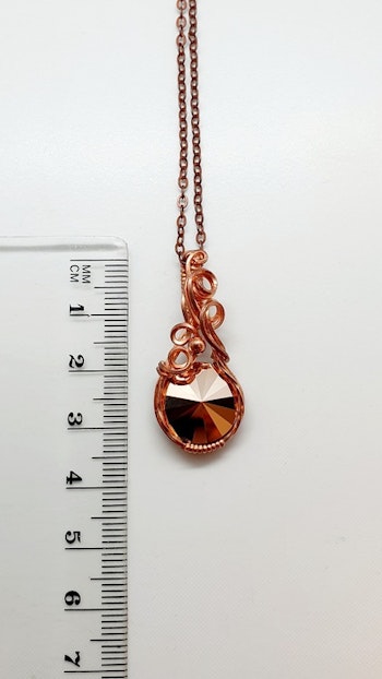 Halsband Luscious Loops i koppar med Rose Gold Swarovski kristall