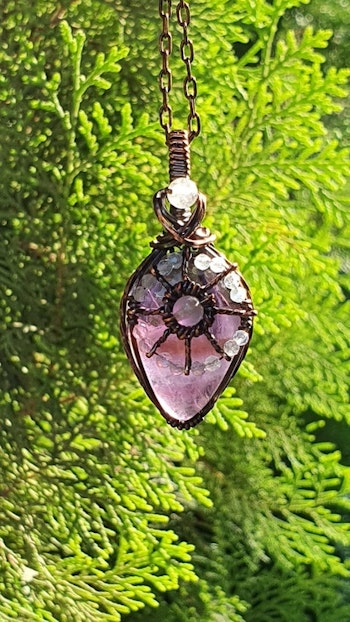Halsband Magical Mandala med ametist och pärlor av rosenkvarts och facetterade regnbågsmånstenar