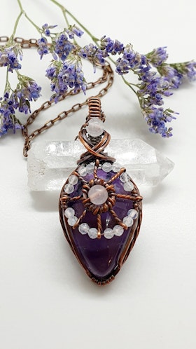 Halsband Magical Mandala med ametist och pärlor av rosenkvarts och facetterade regnbågsmånstenar
