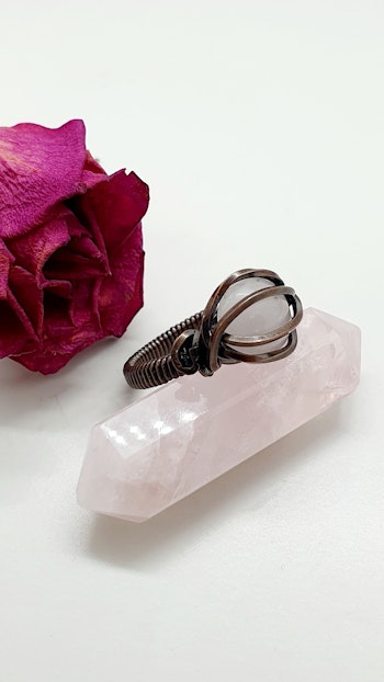 Ring i koppar med rosenkvarts