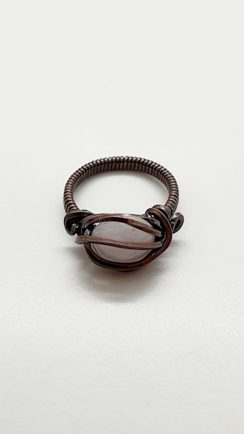 Ring i koppar med rosenkvarts
