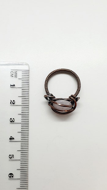 Ring i koppar med rosenkvarts