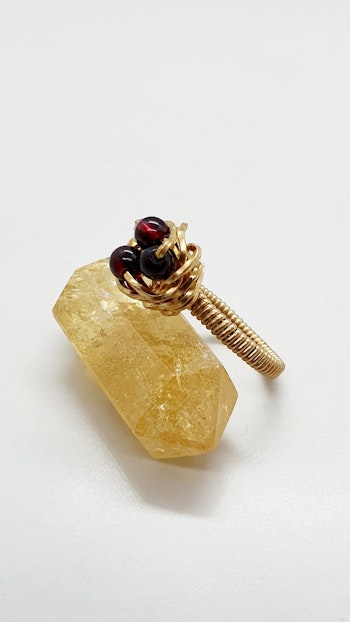 Ring Ros med granatpärlor