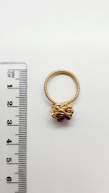 Ring Ros med granatpärlor
