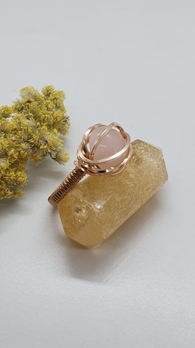 Ring i brons med rosenkvarts