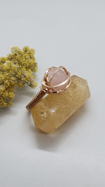 Ring i brons med rosenkvarts