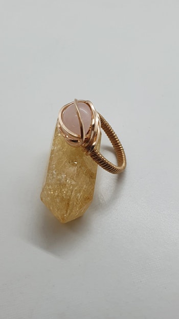 Ring i brons med rosenkvarts