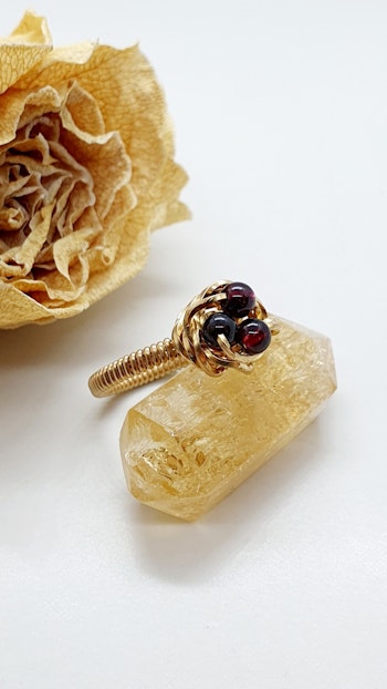 Ring Ros med granatpärlor