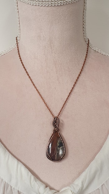Halsband Luscious Loops i koppar med butterfly jaspis