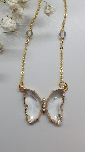 Halsband Butterfly med en glasberlock och pärlor av bergkristall