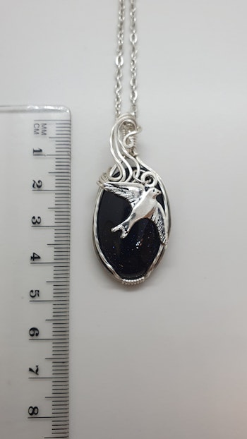 Halsband Swirly Swallow i 925 sterlingsilver med blå guldsten