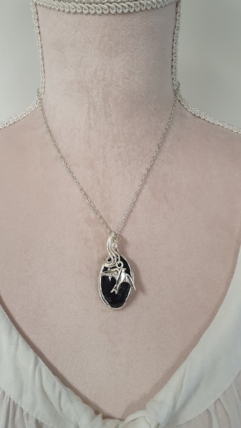 Halsband Swirly Swallow i 925 sterlingsilver med blå guldsten