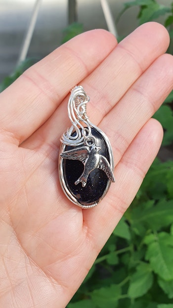Halsband Swirly Swallow i 925 sterlingsilver med blå guldsten