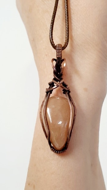 Halsband Criss Cross med aprikos agat