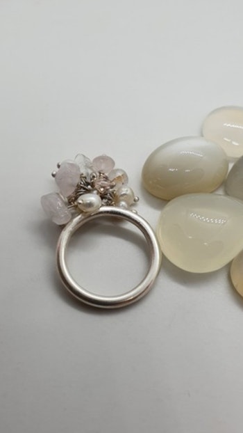 Ring i 925 sterlingsilver med pärlor