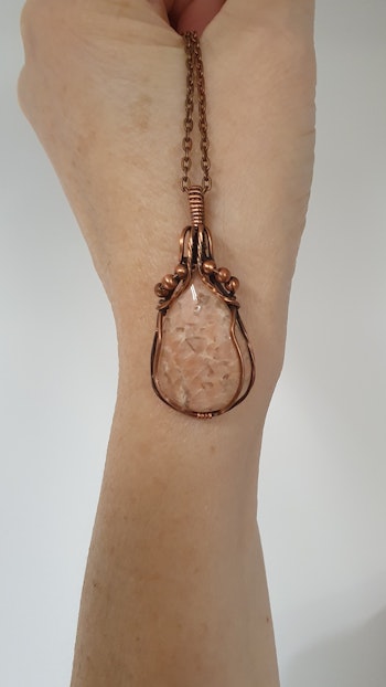 Halsband Swirly Pearls med rosa granit