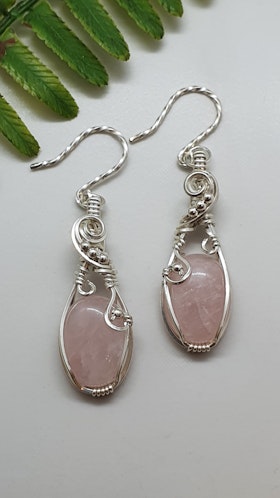 Örhängen Luscious Loops i 925 sterlingsilver med rosenkvarts